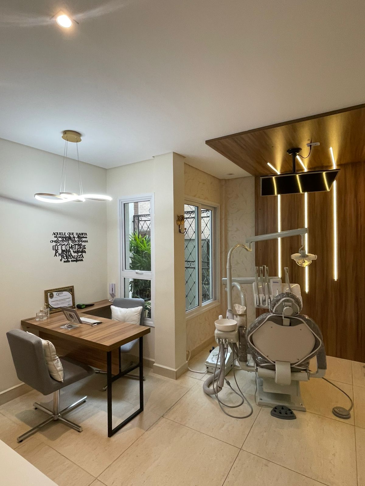 Estrutura elegante e organizada no consultório da Dra. Beatriz Schmidt em Campos do Jordão